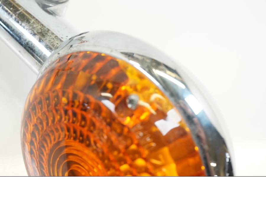 Snett uppifrÄn pÄ BlinkersfÀste frÄn en Yamaha XVS 1100 -2003 motorcykel.