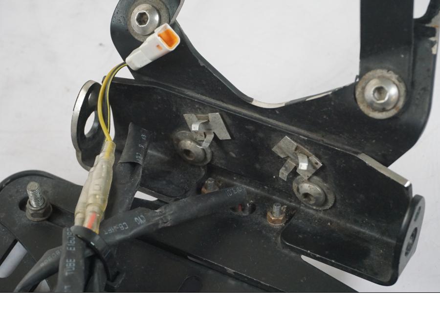 Extrabild1 på Skylthållare från en KTM 1290 Super Duke R -2015 motorcykel.