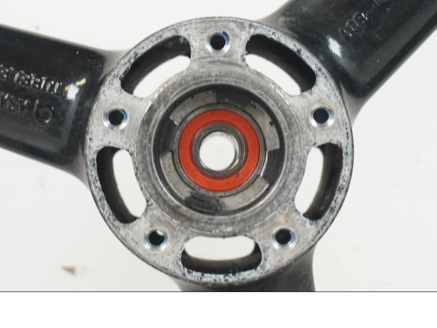 Baksidan på Fälg från en Suzuki SV 650 S -2005 motorcykel.