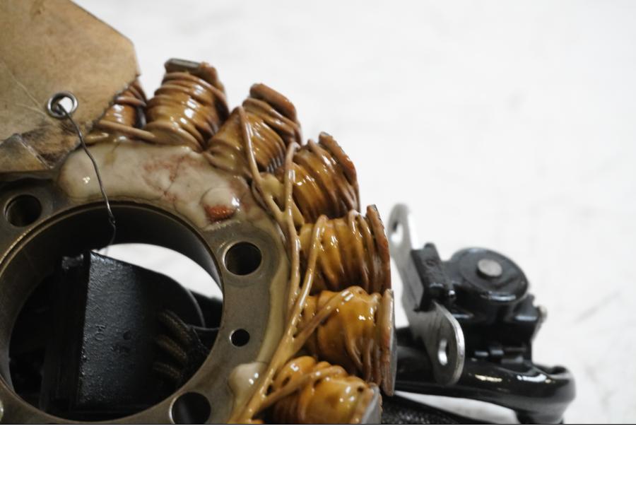 Baksidan på Generator från en Suzuki VZ 800 -1997 motorcykel.