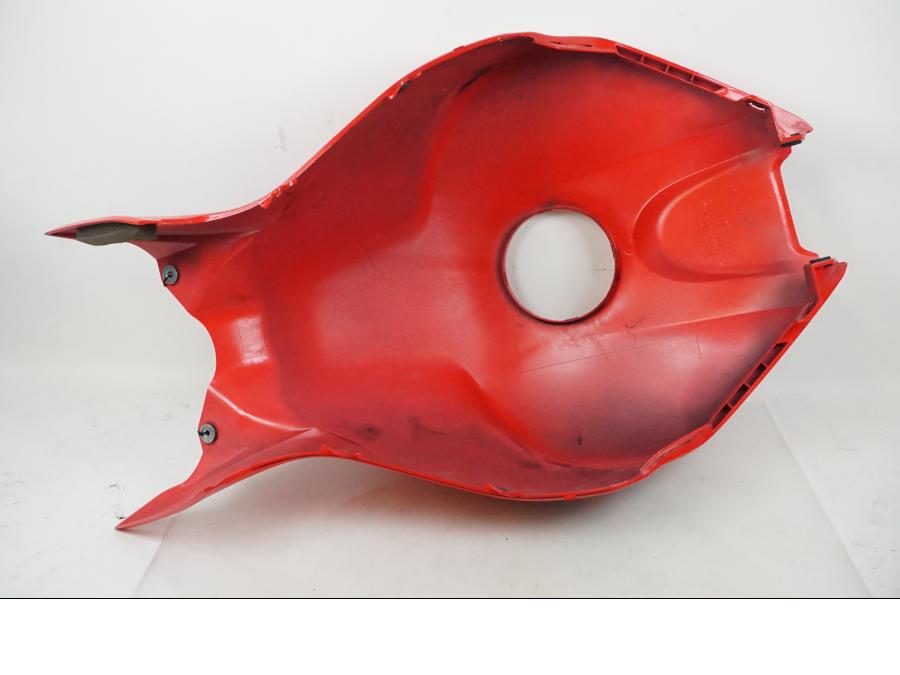 Snett nerifrån på Bensintankskåpa från en Honda CBR 1000 -2005 motorcykel.