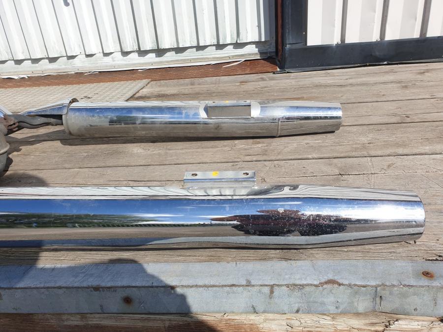 Baksidan på Avgassystem från en Kawasaki VN 1500 Classic Tourer -2001 motorcykel.