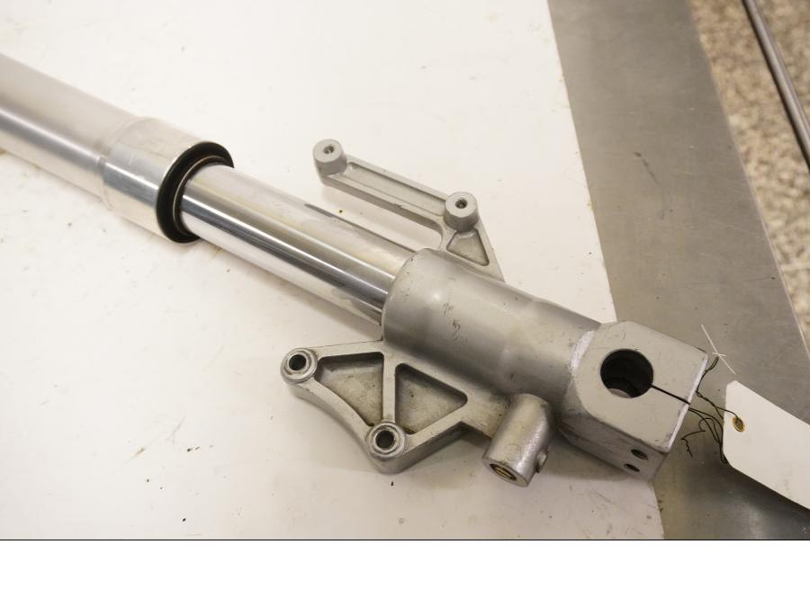 Vänster sida på Gaffelben från en Hyosung GT 650 -2006 motorcykel.