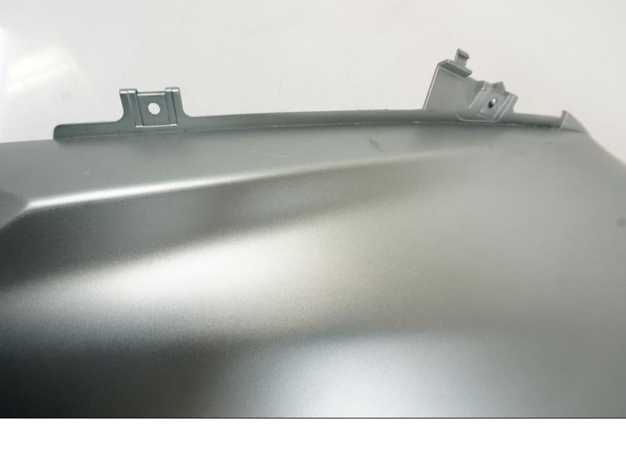 Snett nerifrån på Sidkåpa från en Suzuki DL 650 -2004 motorcykel.