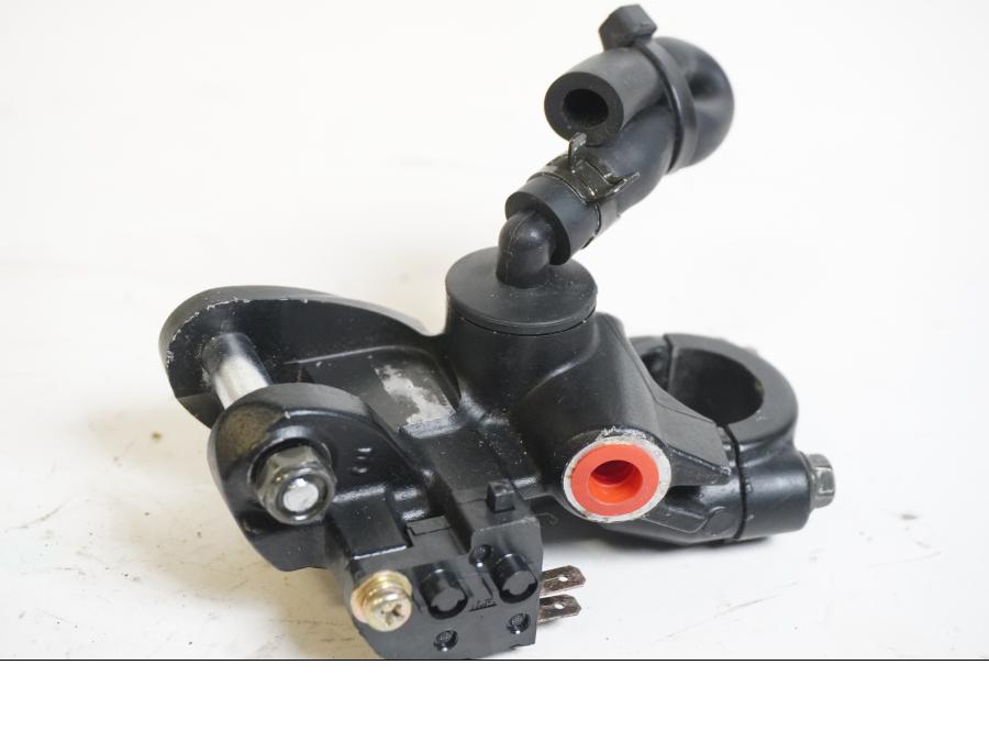 Höger sida på <p>Bromshuvudcylinder fram från Suzuki GSX-R 750 2006.</p>
<p>Saknar behållare.</p> motorcykel.