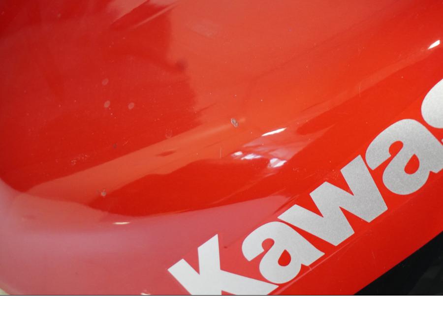 Extrabild2 på Bensintank från en Kawasaki ZX-6R -1999 motorcykel.