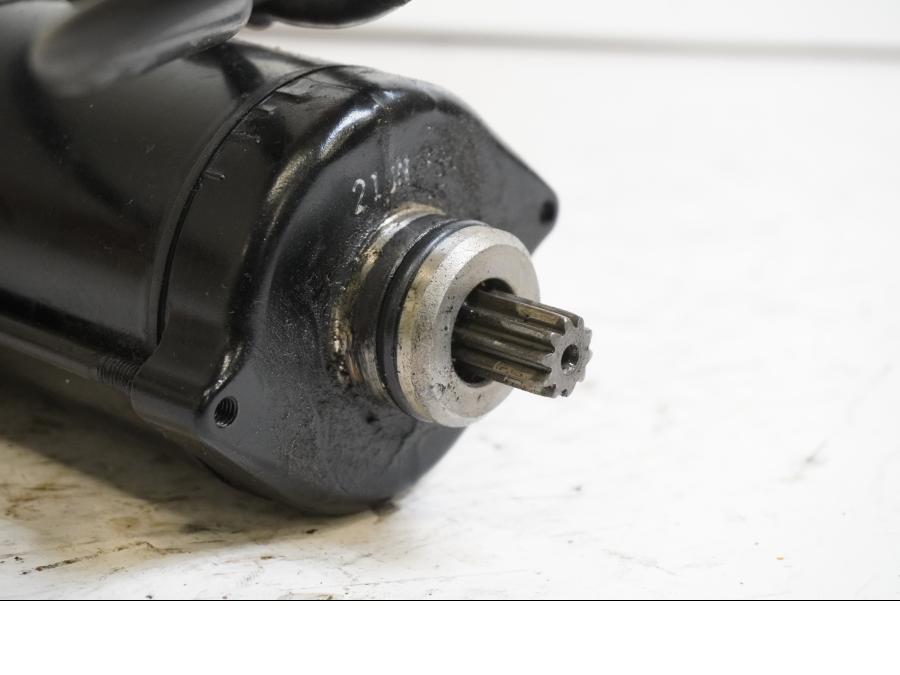 Baksidan på Startmotor från en Kawasaki ZZR 1200 -2002 motorcykel.