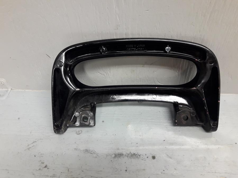 Baksidan pÄ Passagerarhandtag frÄn en Kawasaki ZZR 1100 -1990 motorcykel.