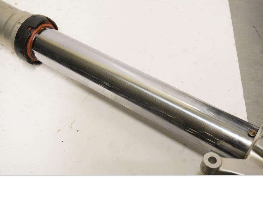 Höger sida på Gaffelben från en KTM 125 EXC -2015 motorcykel.