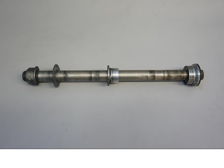 Framsidan på Axel från en Suzuki SFV 650 A Gladius -2012 motorcykel.