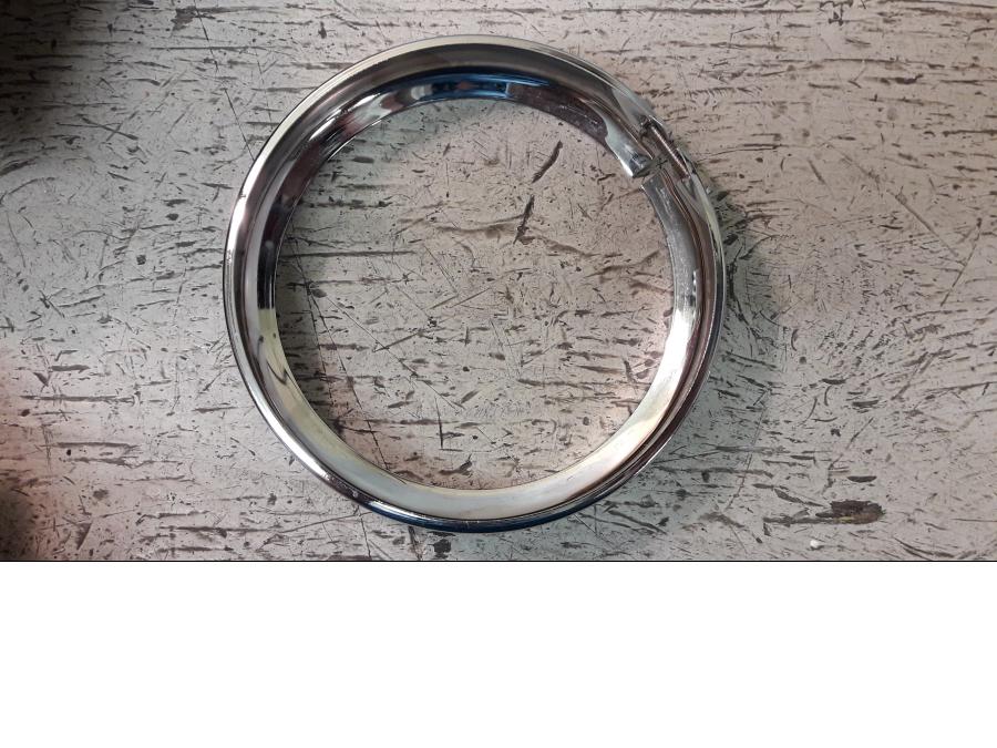 Baksidan på Strålkastarsarg från en H-D Touring Ultra Classic FLHTCU/I -2008 motorcykel.