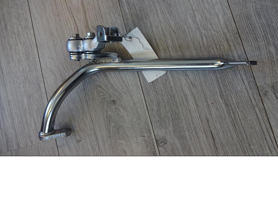 Vänster sida på Fotpinnefäste från en Yamaha XV 1100 -1997 motorcykel.