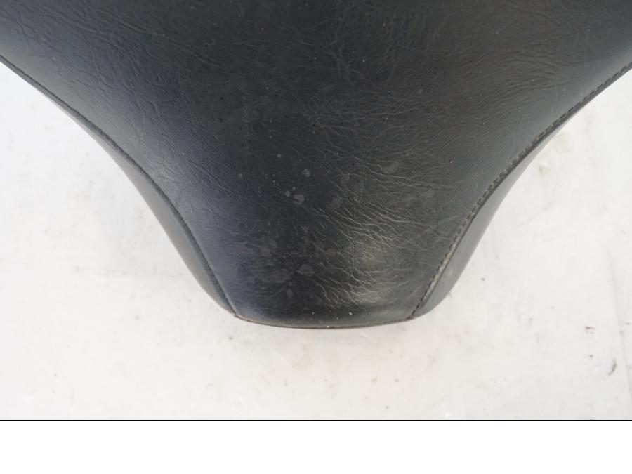 Snett uppifrÄn pÄ Sadel frÄn en Suzuki VL 800 -2001 motorcykel.