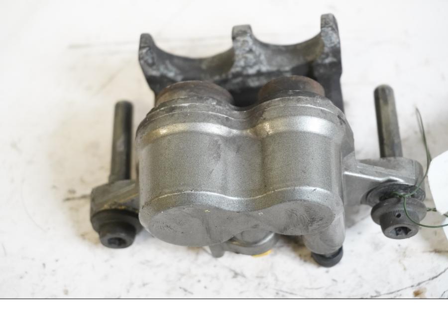 Höger sida på Bromsok från en Yamaha YZF R6 -2000 motorcykel.