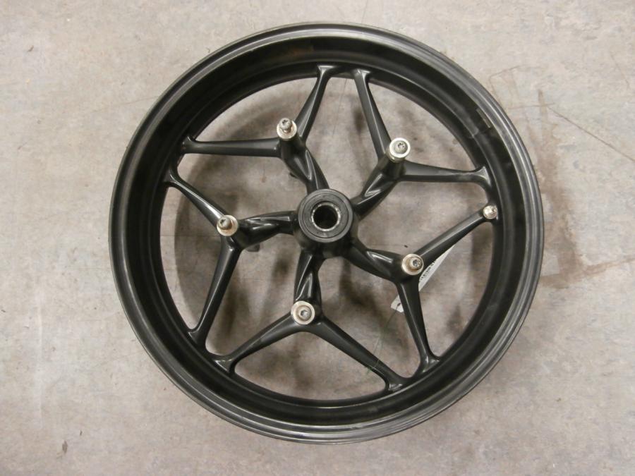 Baksidan på Fälg från en BMW K 1200 R Sport -2007 motorcykel.