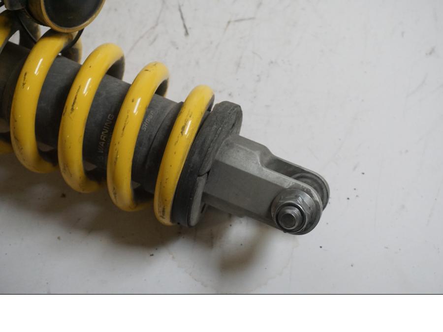 Snett uppifrån på Stötdämpare från en Triumph Tiger 800 -2011 motorcykel.