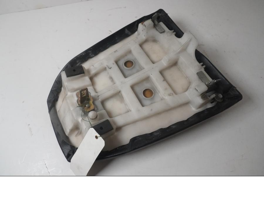 Höger sida på Sadel från en Yamaha YZF 750 R -1993 motorcykel.