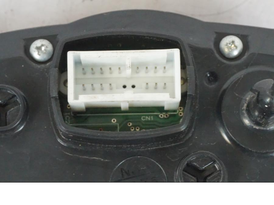 Snett nerifrån på Instrumentpanel från en Suzuki GSX-R 750 -2007 motorcykel.