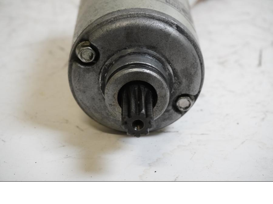 Baksidan på Startmotor från en BMW K 1200 R Sport -2007 motorcykel.