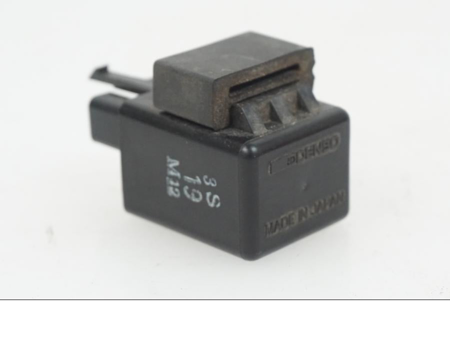 Vänster sida på Blinkersrelä från en Yamaha XJ 900 -1997 motorcykel.