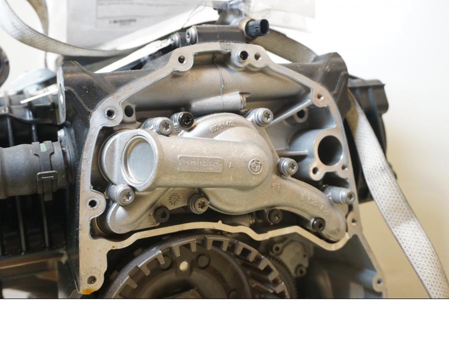 Höger sida på Reservdelsmotor från en BMW R 1250 GS -2019 motorcykel.
