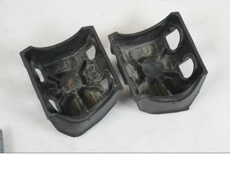 Snett nerifrÄn pÄ Gaffelbensskydd frÄn en Husqvarna 701 SUPERMOTO ABS -2016 motorcykel.