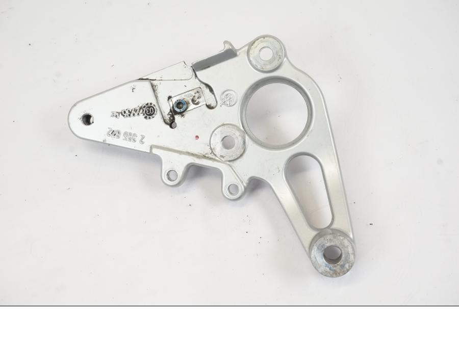 Snett uppifrån på Fotpinnefäste från en BMW R 1150 RS -2003 motorcykel.