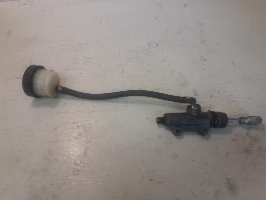 Baksidan på Bromshuvudcylinder från en BMW R 1150 GS -2003 motorcykel.