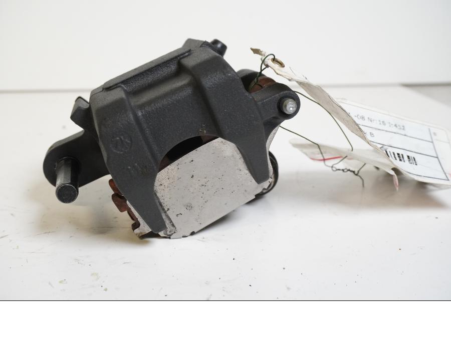 Baksidan på <p>Bromsok bak från Yamaha YZF 1000 R1 2008.</p>
<p>Ett kolvs ok. Nissin.</p> motorcykel.