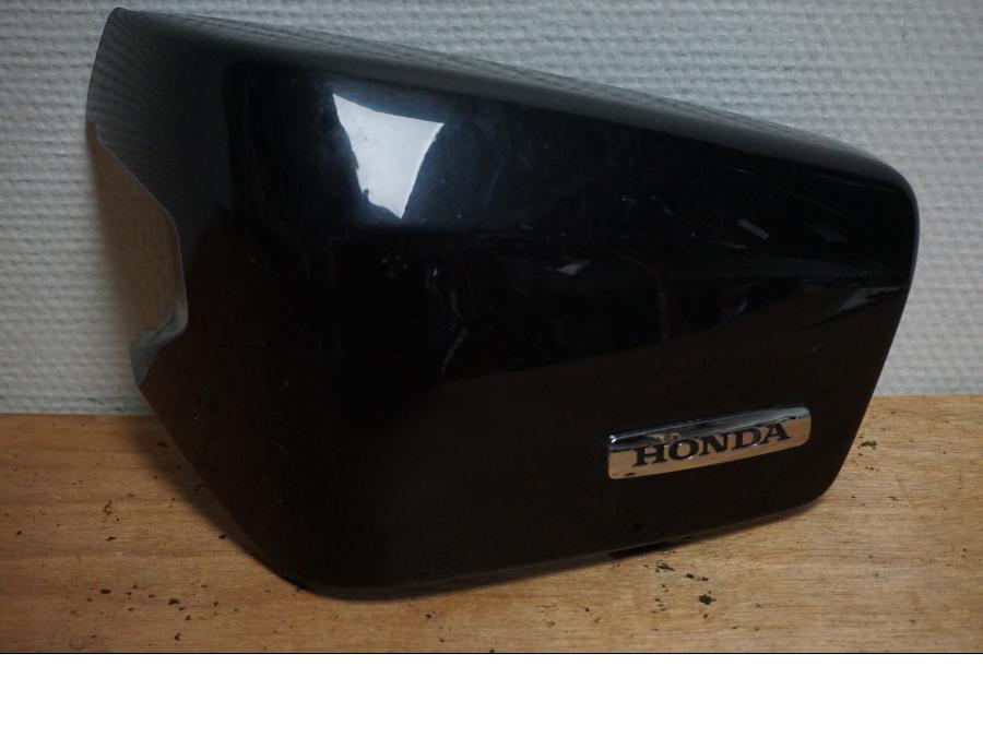 Framsidan på Sidopanel från en Honda VT 750 -2004 motorcykel.