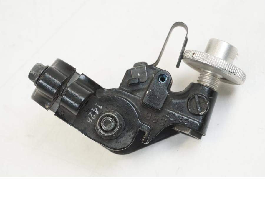 Vänster sida på Kopplingsklo från en Aprilia Tuono V4R -2011 motorcykel.