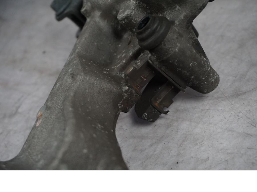 Snett nerifrån på Bromsoksfäste från en Honda XL 1000 V -2008 motorcykel.