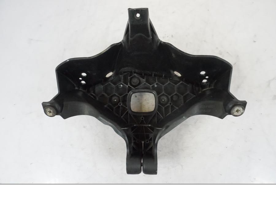 Snett nerifrån på Toppkåpstag från en Yamaha YZF-R 125 -2008 motorcykel.