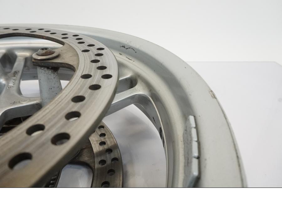 Snett uppifrån på Hjulpaket från en BMW R 1150 RS -2003 motorcykel.