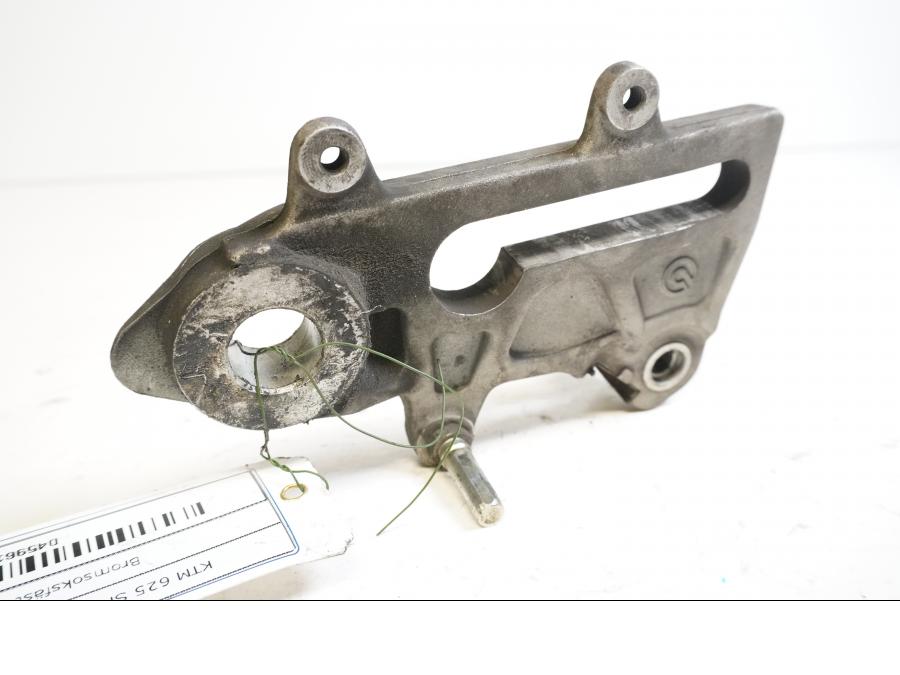 Baksidan på Bromsoksfäste från en KTM 625 SMC -2005 motorcykel.