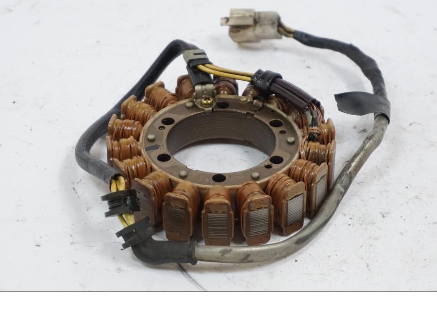 Höger sida på Generator från en Honda VT 600 C -1995 motorcykel.