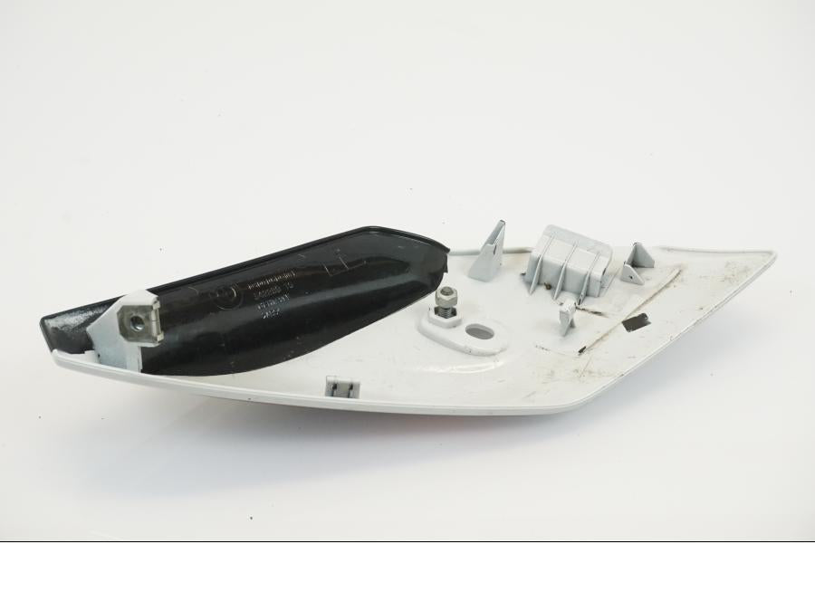 Snett nerifrÄn pÄ StrÄlkastarkÄpa frÄn en BMW S 1000 R -2019 motorcykel.