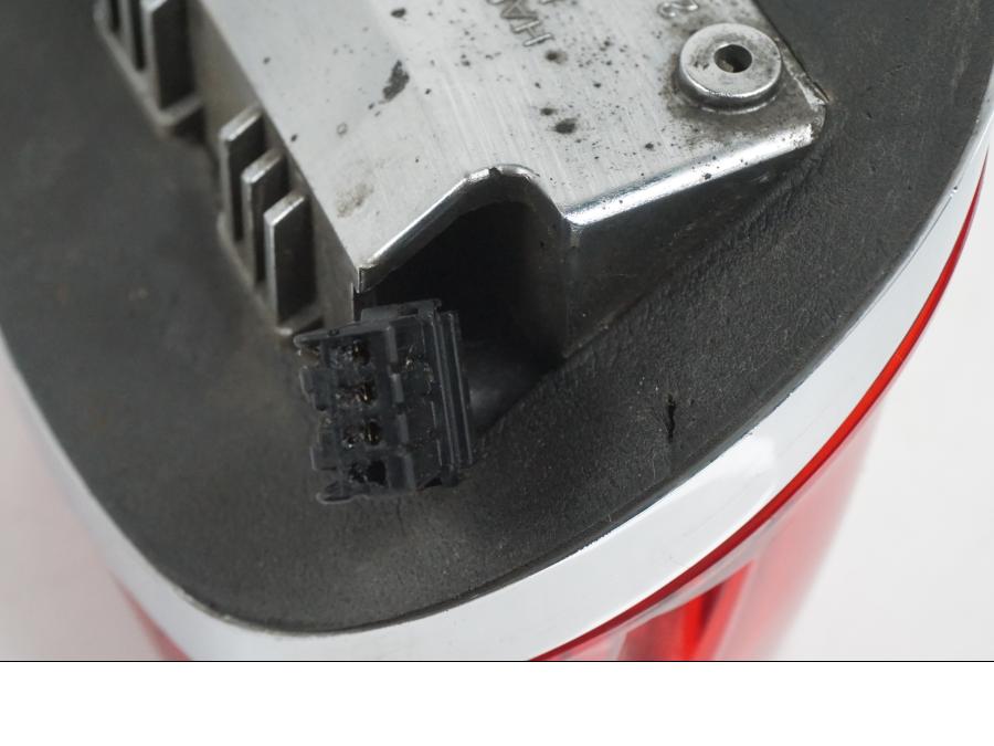 Extrabild1 på <p>Baklampa från HD Sportster XL 1200 Custom 1999. </p>
<p>Med fästplatta 68066-99. OBS skruvar som håller glaset saknas. Förövrigt bra skick.</p> motorcykel.