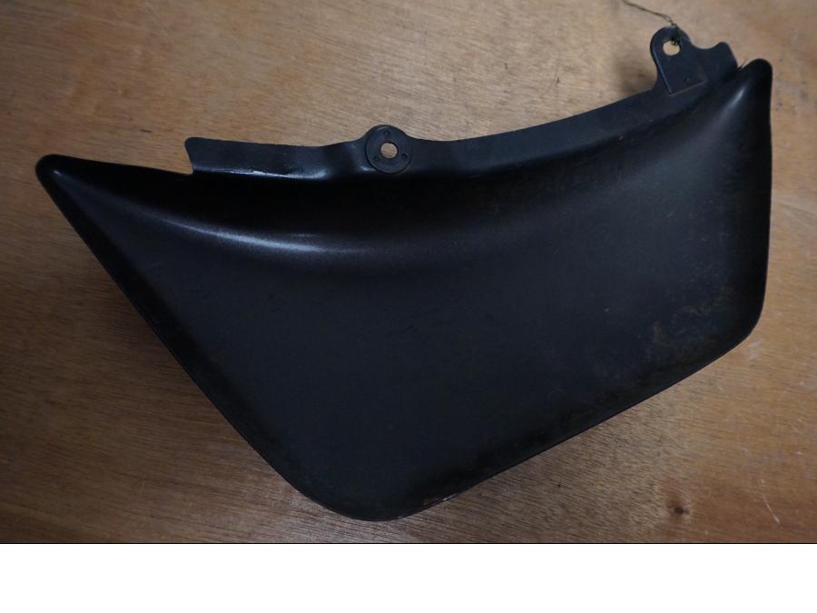 Vänster sida på Sidopanel från en Suzuki VS 1400 -1999 motorcykel.