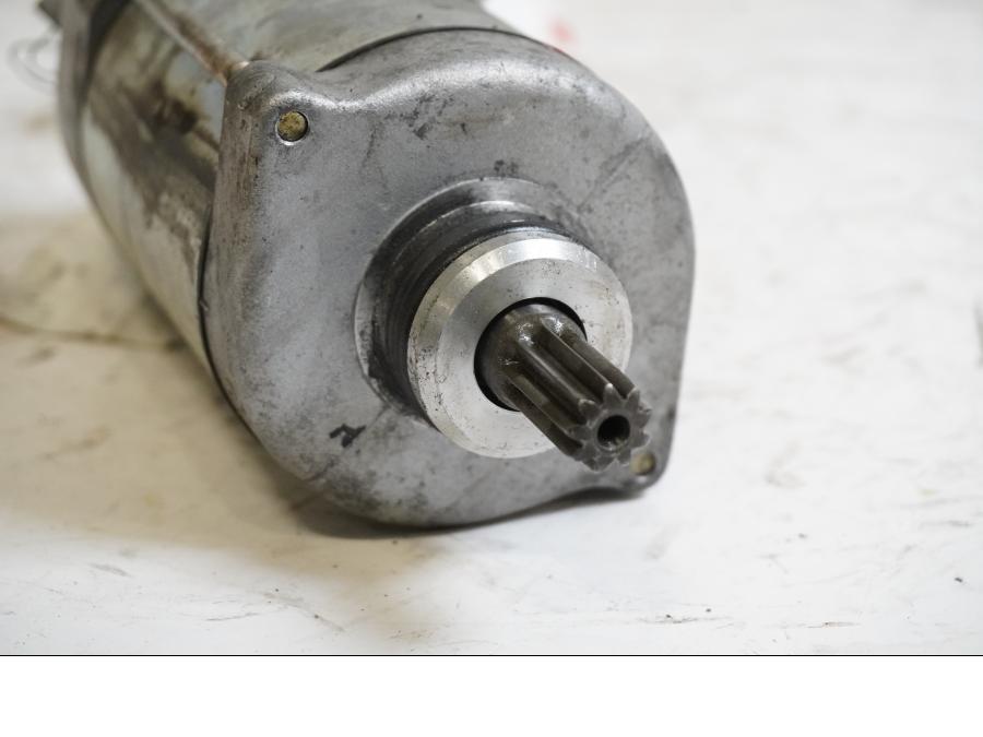 Baksidan på Startmotor från en Honda CBR 900 RR -1992 motorcykel.