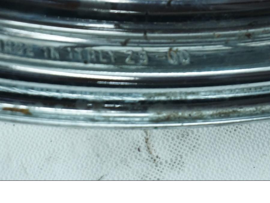 Snett uppifrån på Fälg från en Triumph Bonneville -2001 motorcykel.