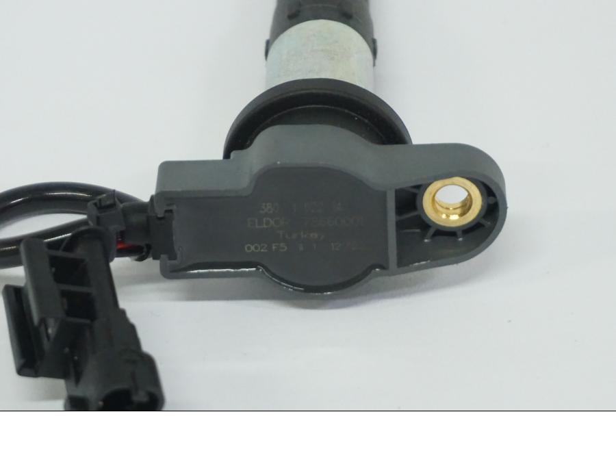 Snett uppifrån på Tändspole från en Ducati Desert X -2022 motorcykel.