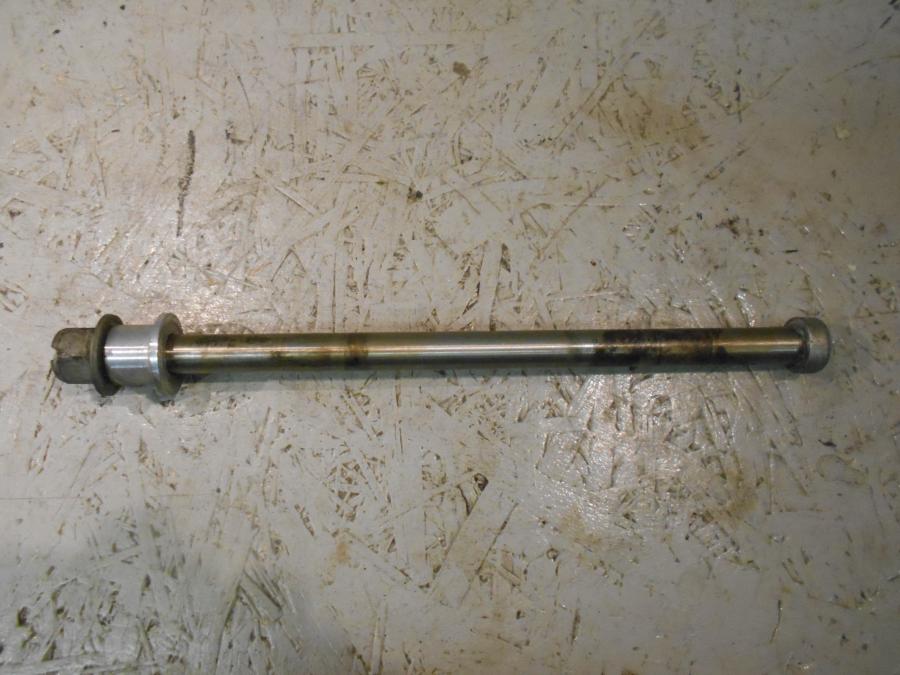 Framsidan på Axel från en Suzuki VS 750 Intruder -1986 motorcykel.