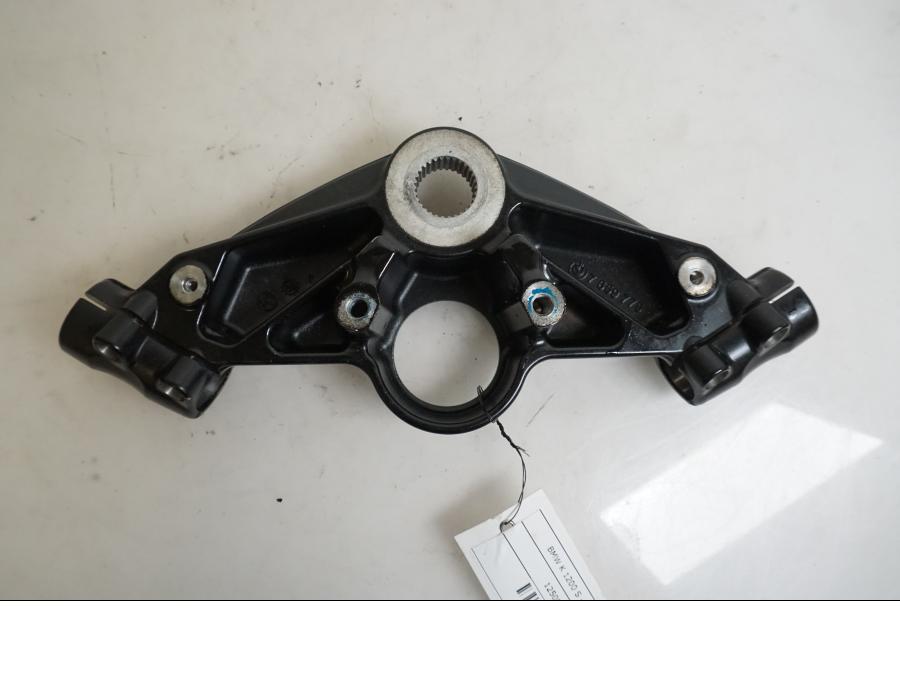 Baksidan på Styrfäste från en BMW K 1200 S -2007 motorcykel.