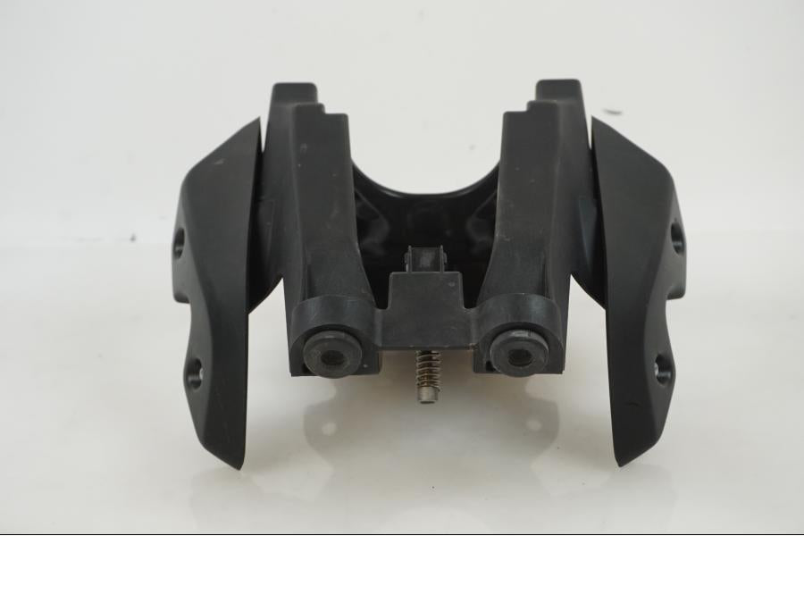 Vänster sida på Strålkastarfäste från en Yamaha MT 125 -2017 motorcykel.