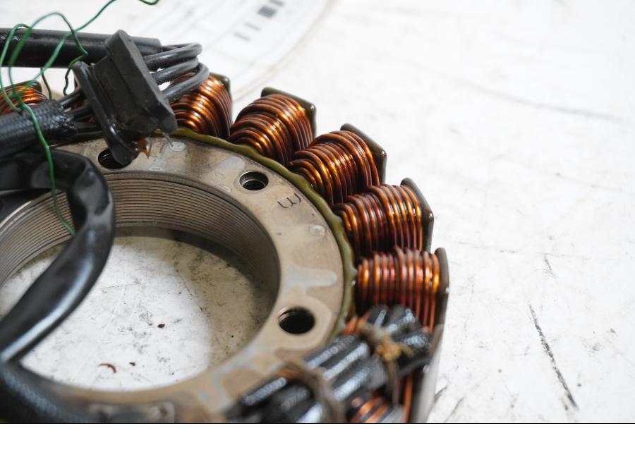 Baksidan på Generator från en Kawasaki ZX-6R -2002 motorcykel.