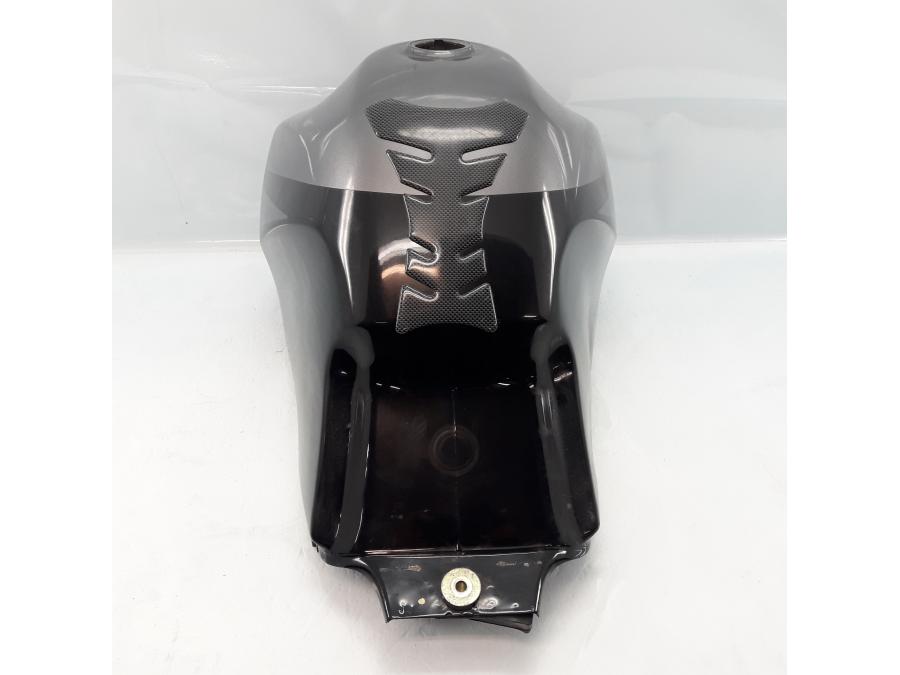 Vänster sida på Bensintank från en Honda XL 600 V -1994 motorcykel.