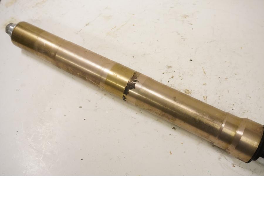 Snett uppifrån på Gaffelben från en Kawasaki ZXR 400 -1993 motorcykel.