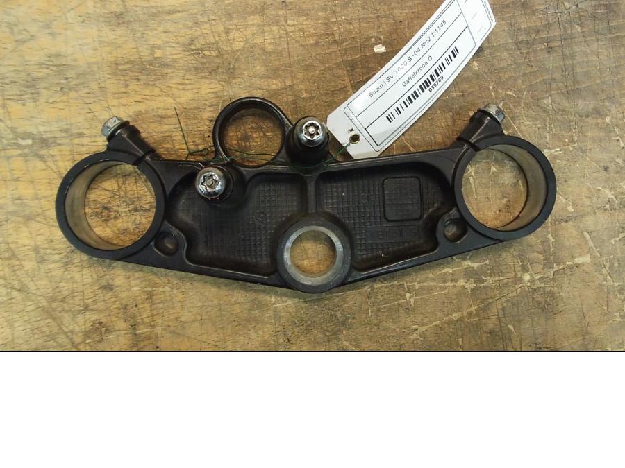 Baksidan på Gaffelkrona från en Suzuki SV 1000 -2004 motorcykel.
