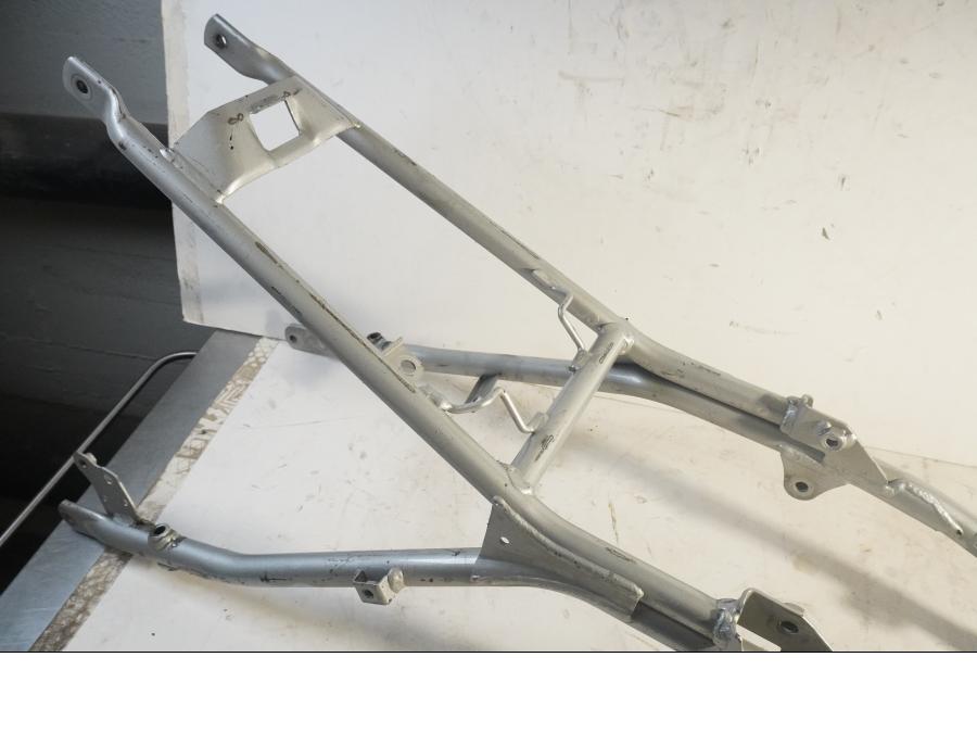 Vänster sida på Bakram från en Honda CRF 250 -2013 motorcykel.